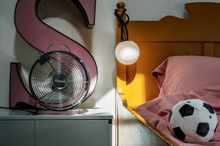 Bolleke Mini La Surprise on a bedpost