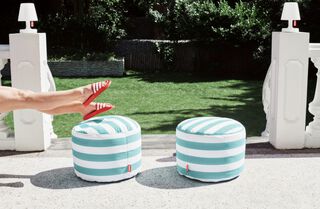 Point Outdoor in a garden with legs